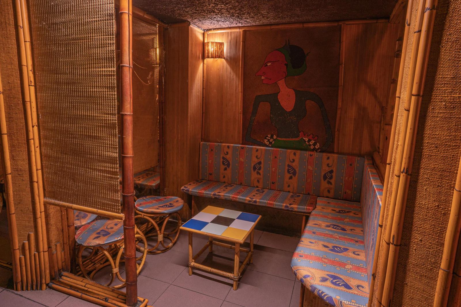 Reservado tiki con mural pintado a mano